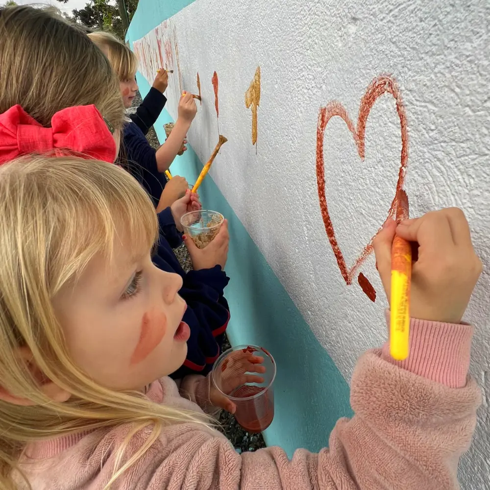 Crian&ccedil;as pintando com terra